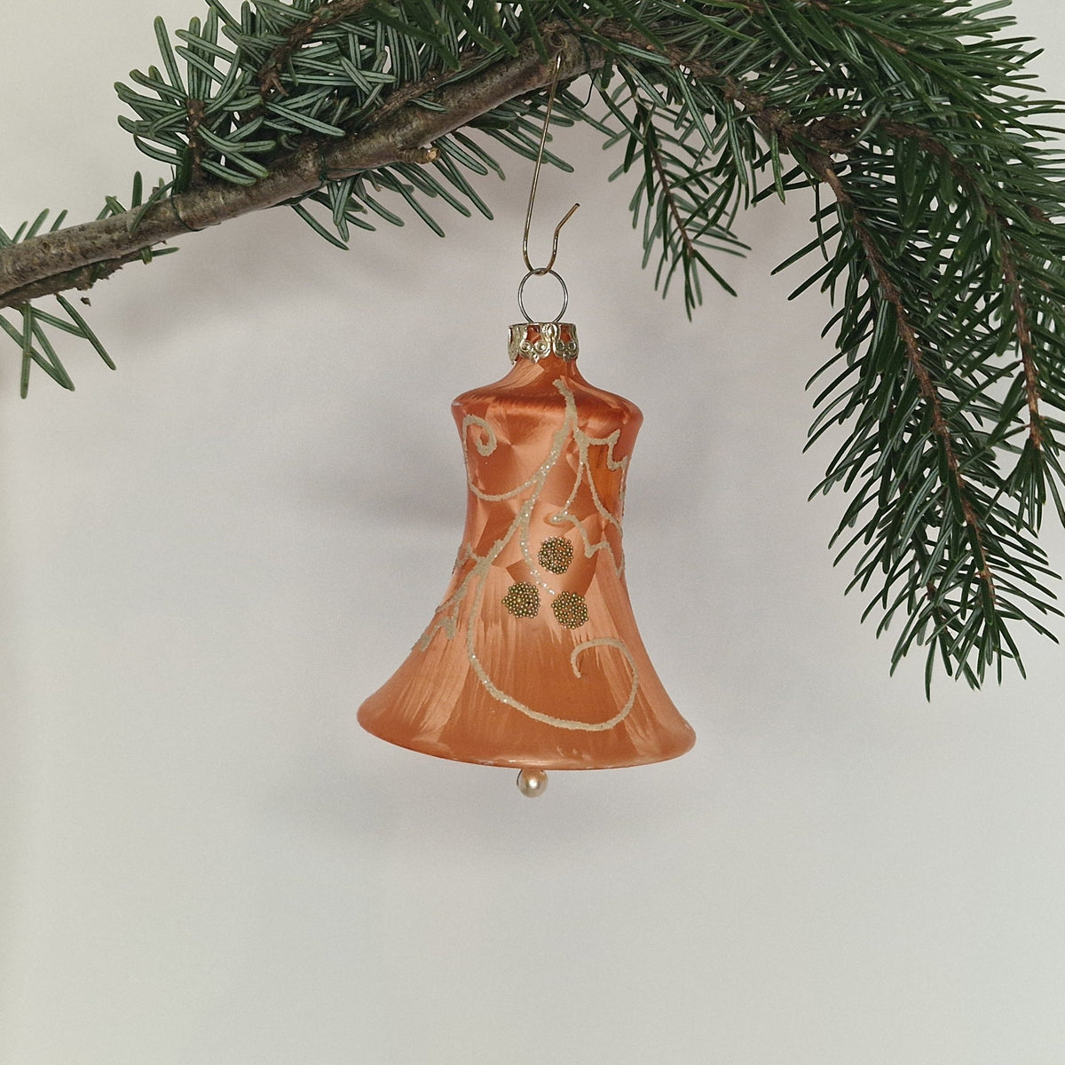 6cm hängande klocka aprikos frostad - Julstämning.se