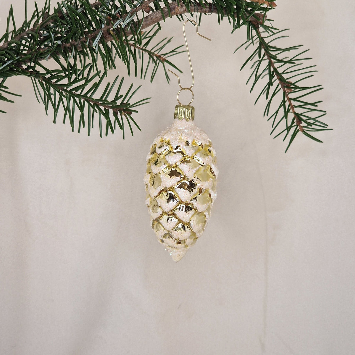 6cm guldig glansig kotte med vitt glitter - Julstämning.se