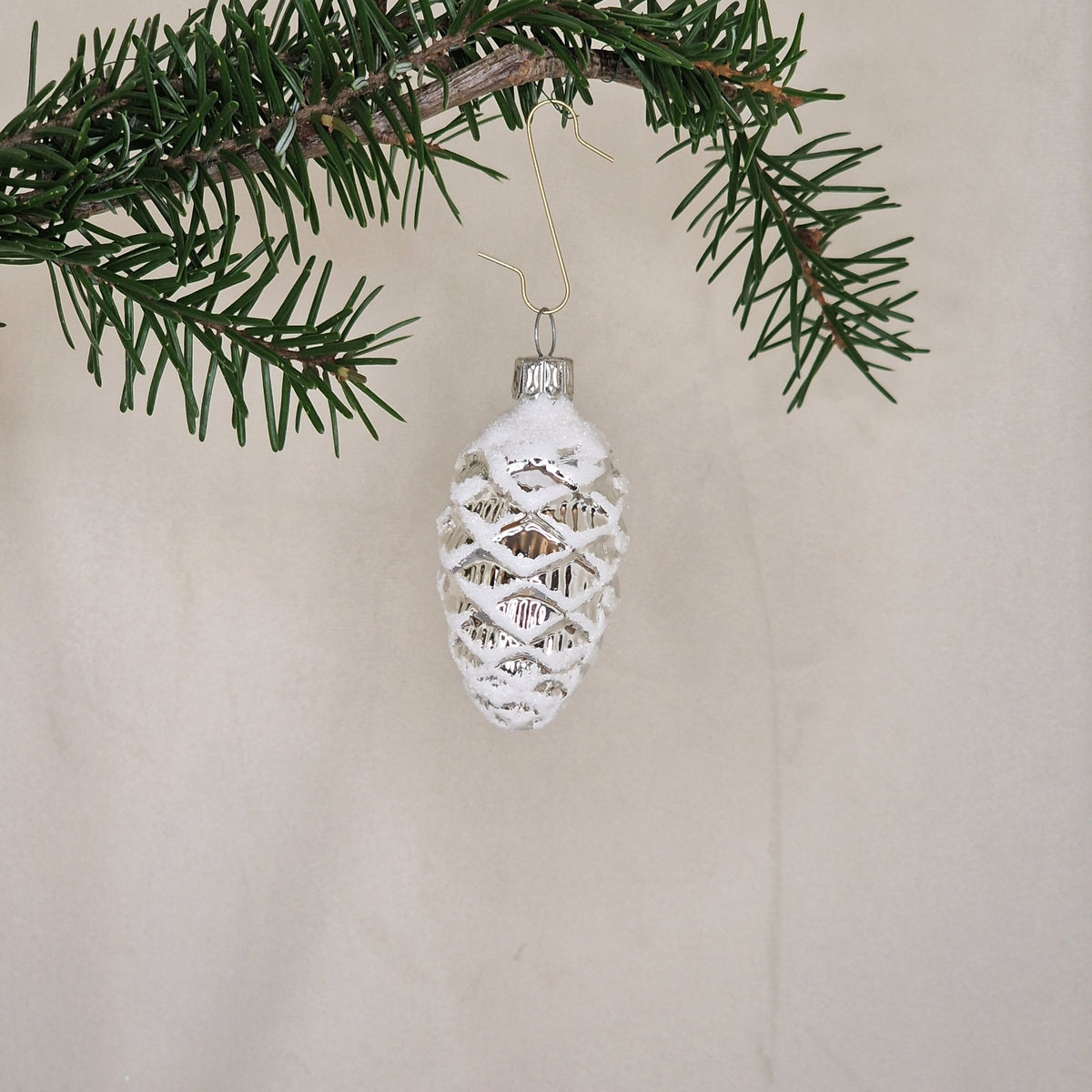 5cm silvrig glansig kotte med vitt - Julstämning.se