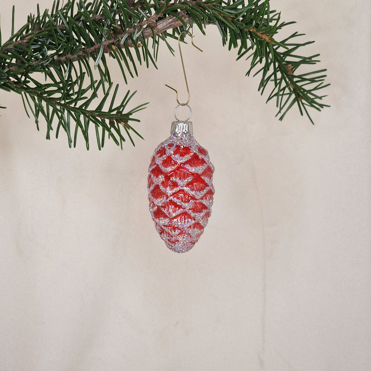5cm röd transparent kotte med silverglitter - Julstämning.se