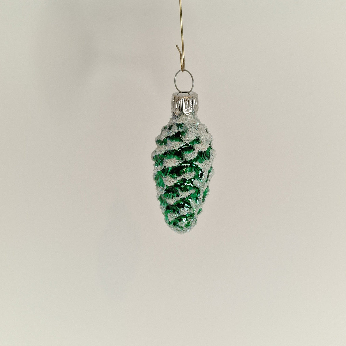 4cm dekorerade kotte i grönt och vitt med glitter - Julstämning.se