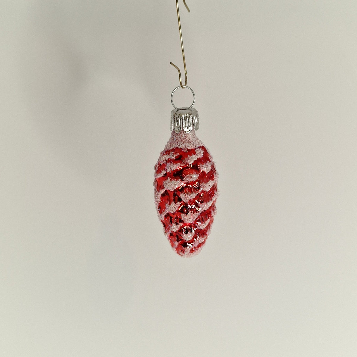 4cm dekorerad kotte i rött och vitt med glitter - Julstämning.se