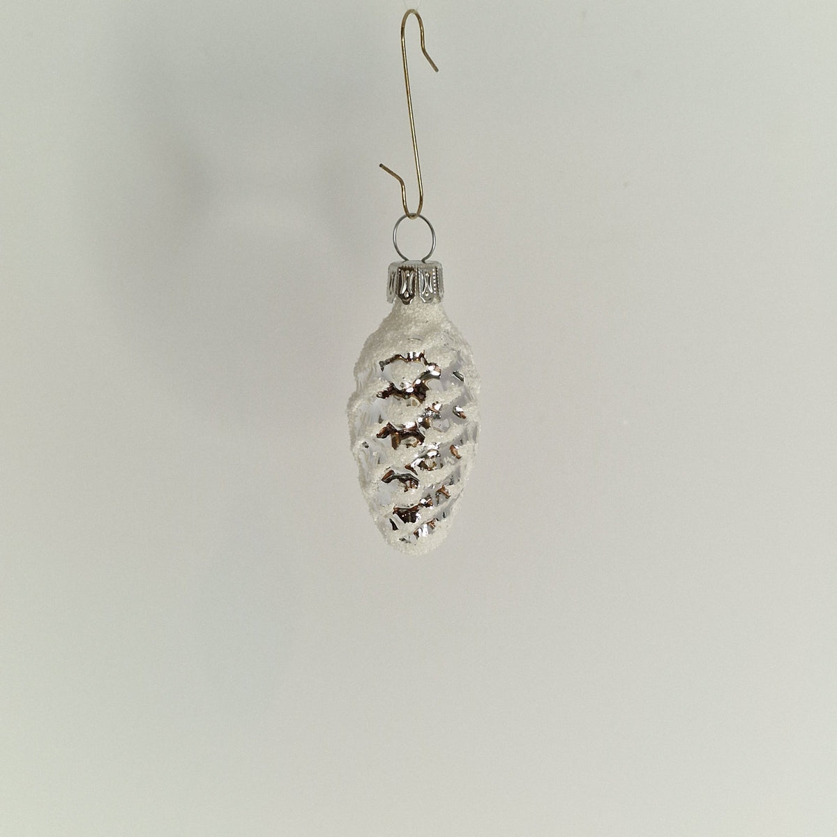 4cm dekorerad kotte i silver och vitt med glitter - Julstämning.se