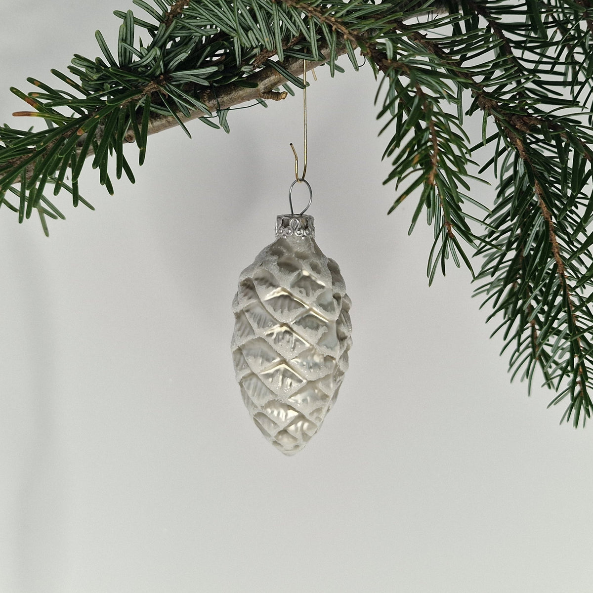 6cm dekorerad matt silver med vitt - Julstämning.se