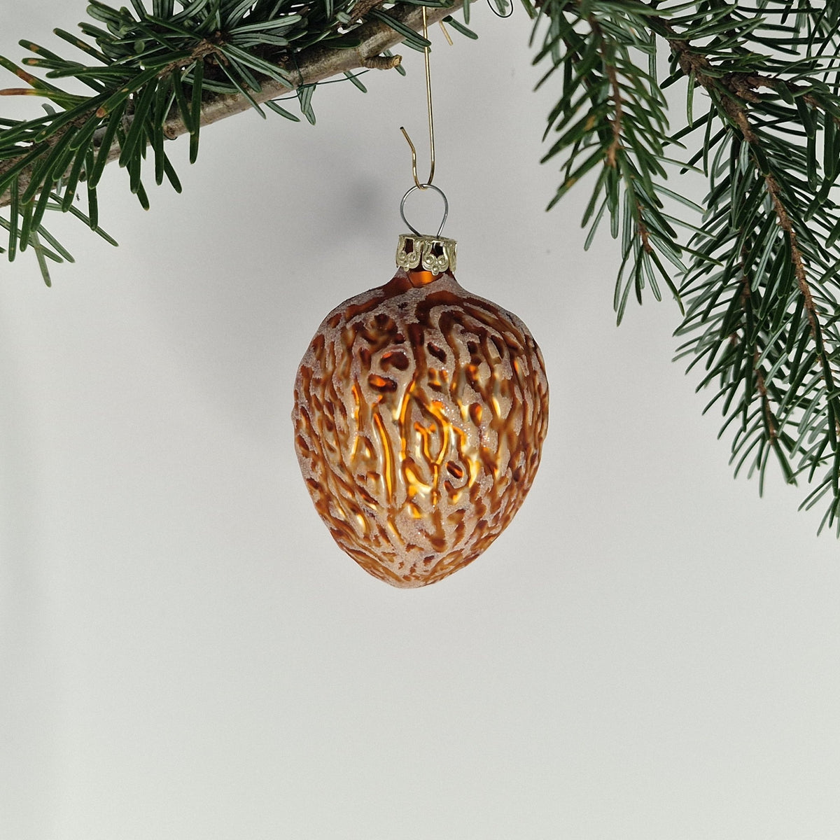 6cm dekorerad matt kopparfärgad valnöt - Julstämning.se