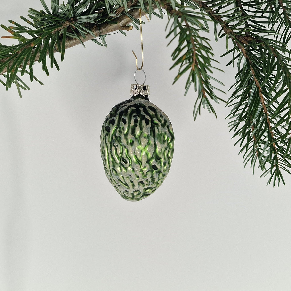 6cm dekorerad matt grönfärgad valnöt - Julstämning.se