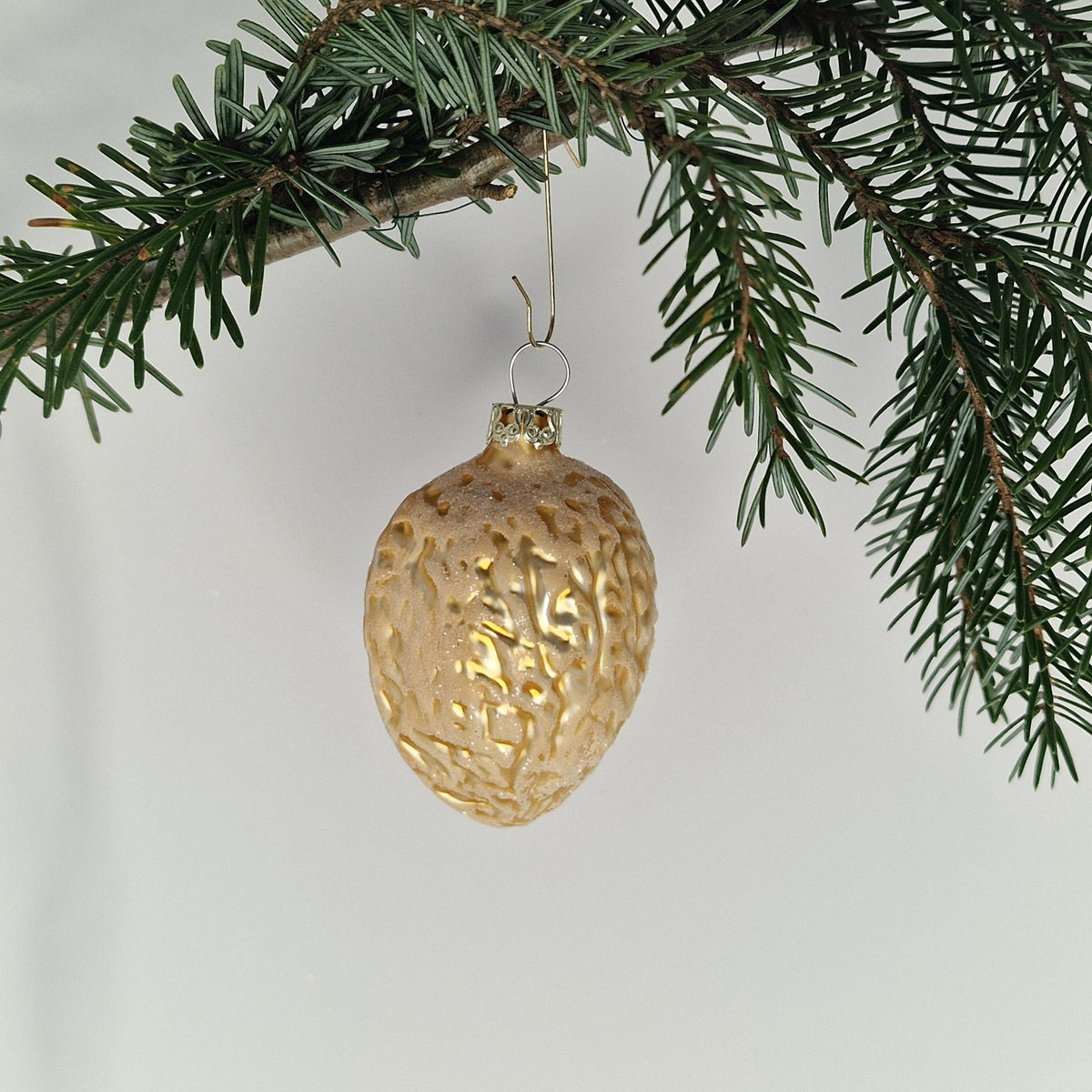 6cm dekorerad matt guldfärgad valnöt - Julstämning.se