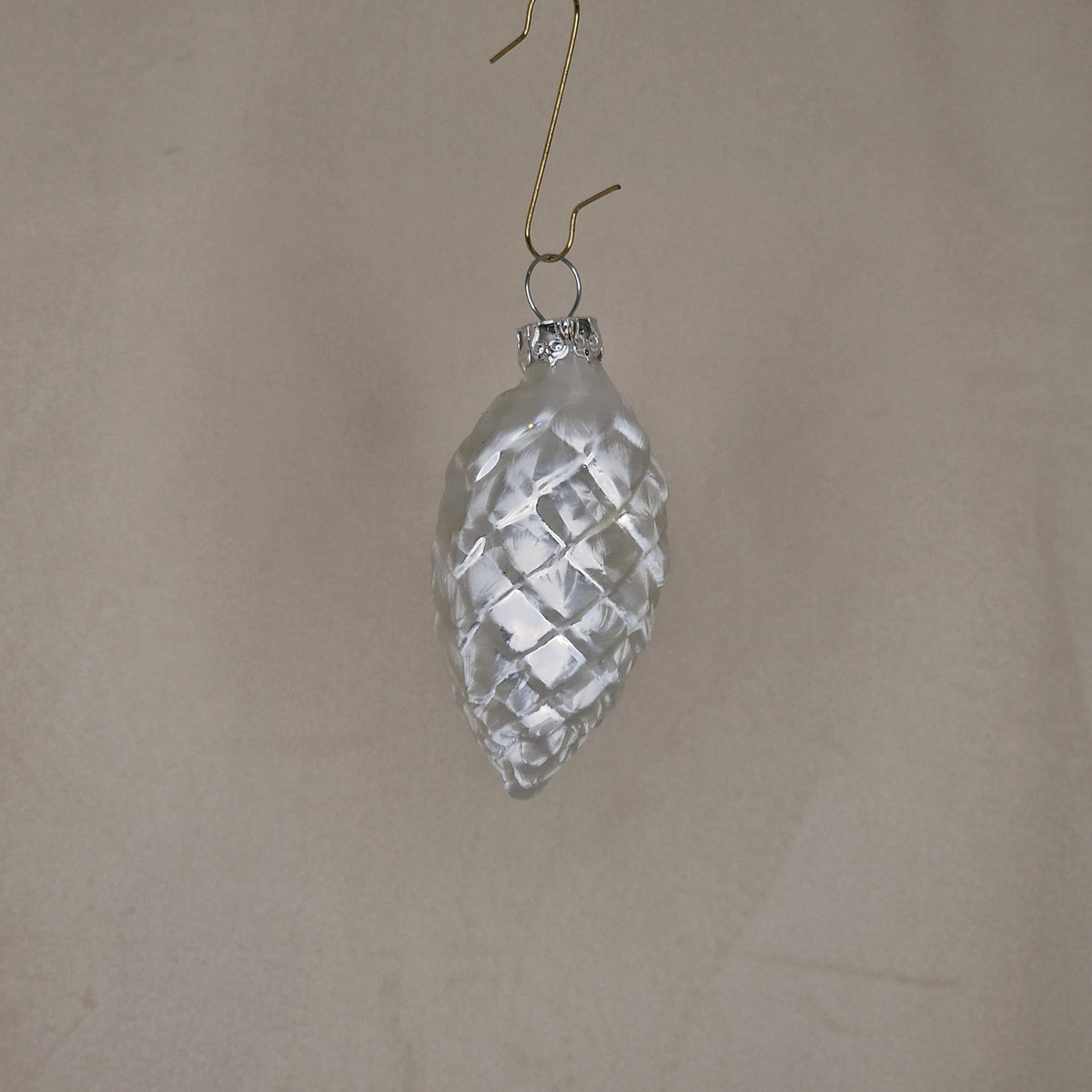 6cm dekorerad matt kotte i silver - Julstämning.se