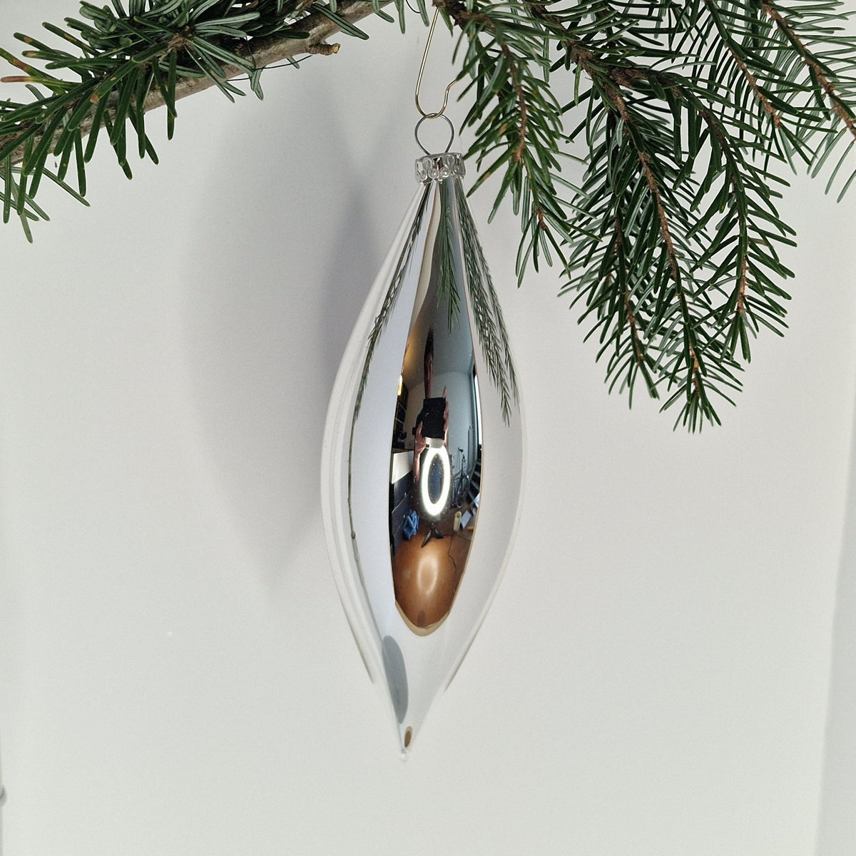 15cm glansig olivformad kula i silver - Julstämning.se