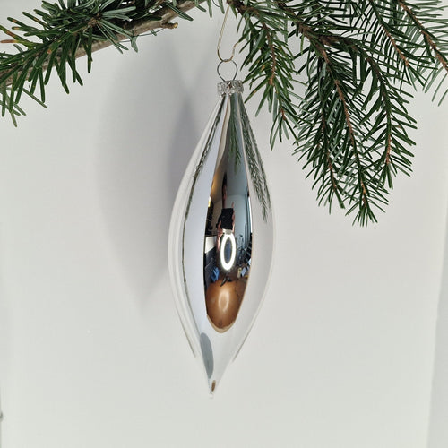 15cm glansig olivformad kula i silver - Julstämning.se