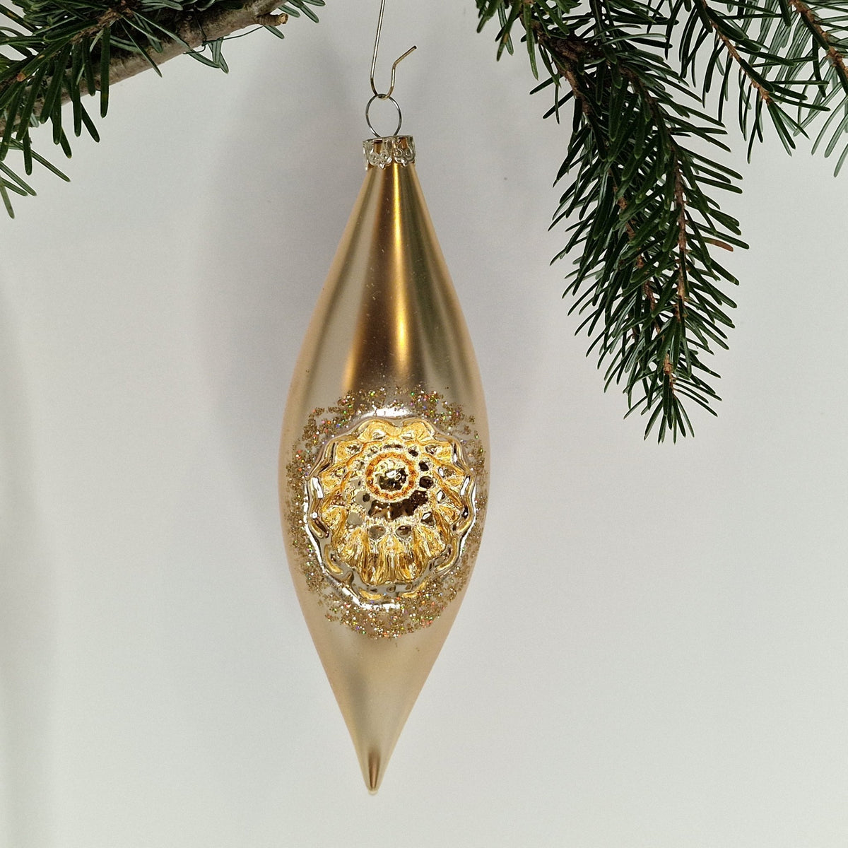 15cm glansig olivformad kula i guld med reflektor - Julstämning.se