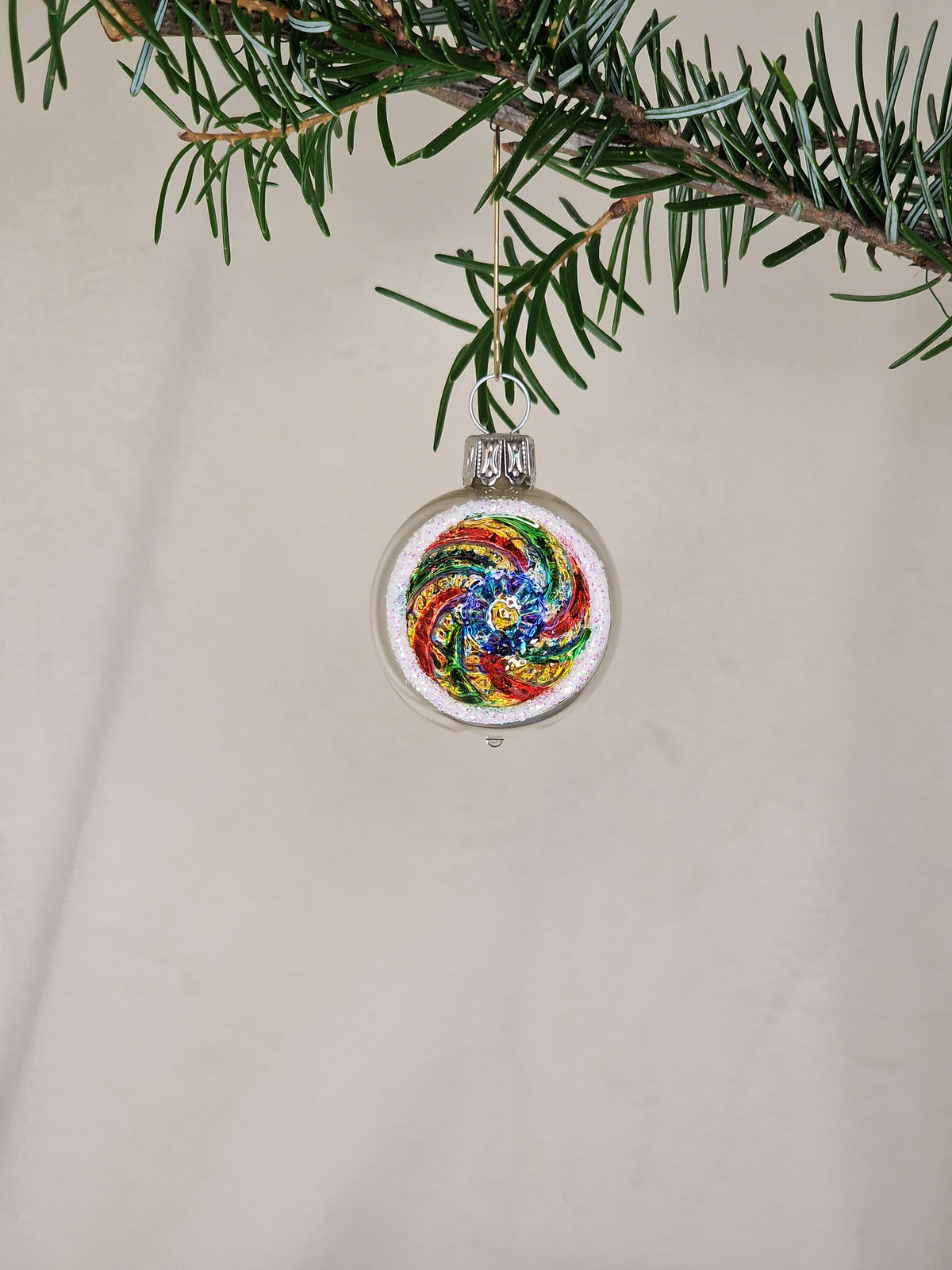 4cm reflektorkula i silver med flerfärgad "swirl" mönstrad reflektor