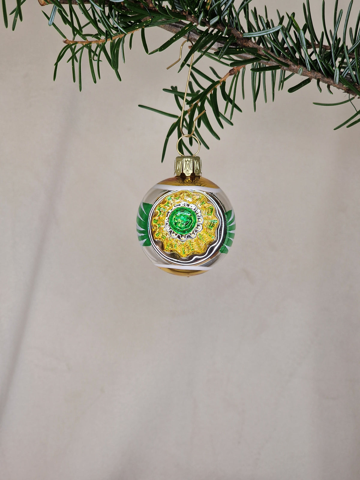 4cm reflektorkula i silver, guld och grönt band med mönster samt reflektor i silver/guld och grönt
