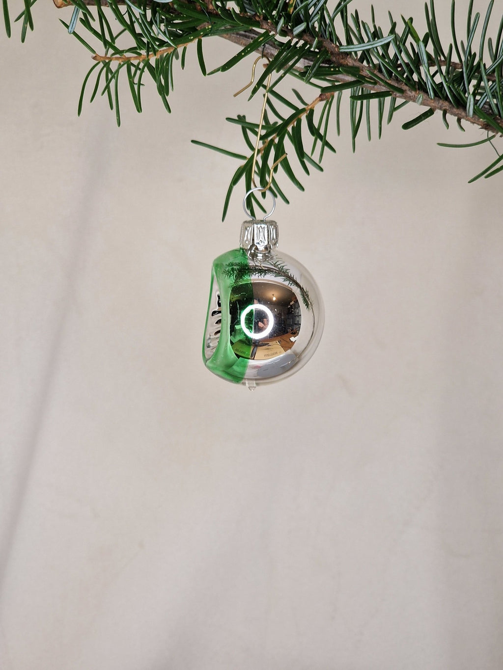 4cm reflektorkula i silver och grönt med flerfärgad reflektor