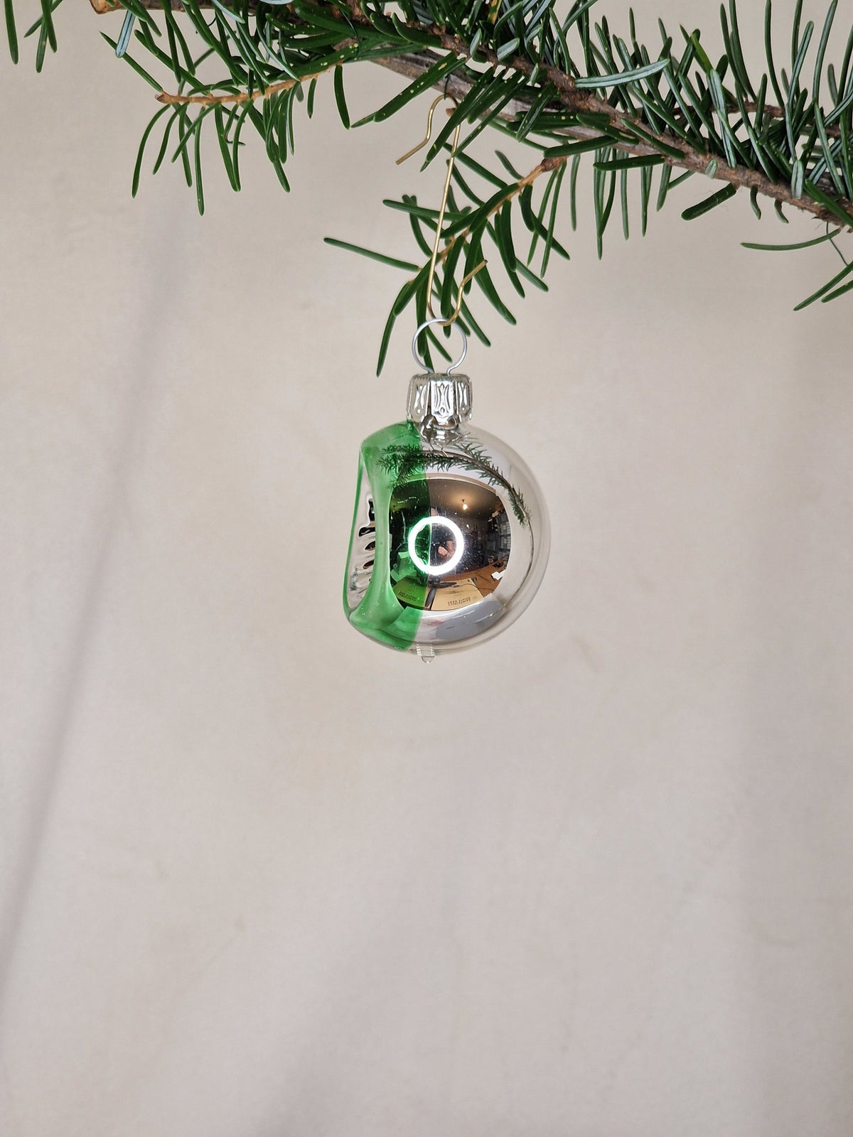 4cm reflektorkula i silver och grönt med flerfärgad reflektor
