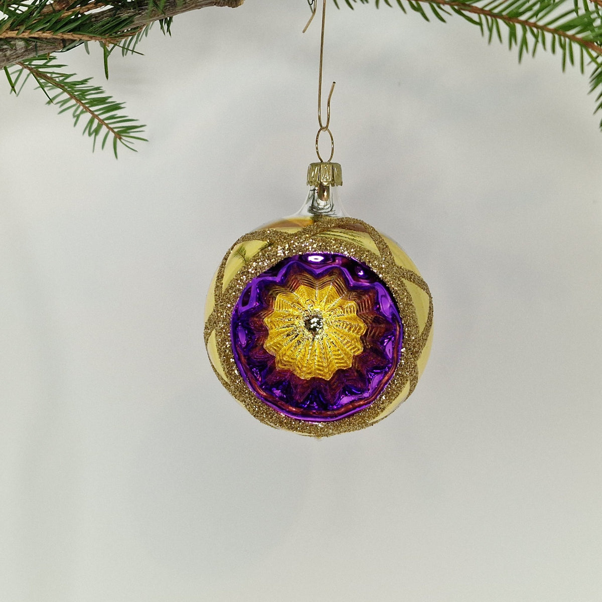 6cm reflektorkula i silver och guld med glitter samt guldig-lila reflektor - Julstämning.se
