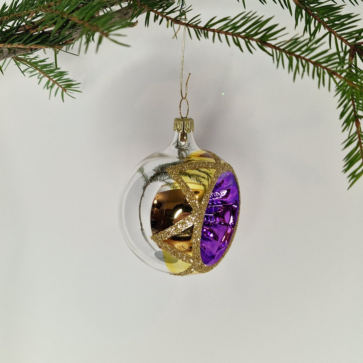6cm reflektorkula i silver och guld med glitter samt guldig-lila reflektor - Julstämning.se