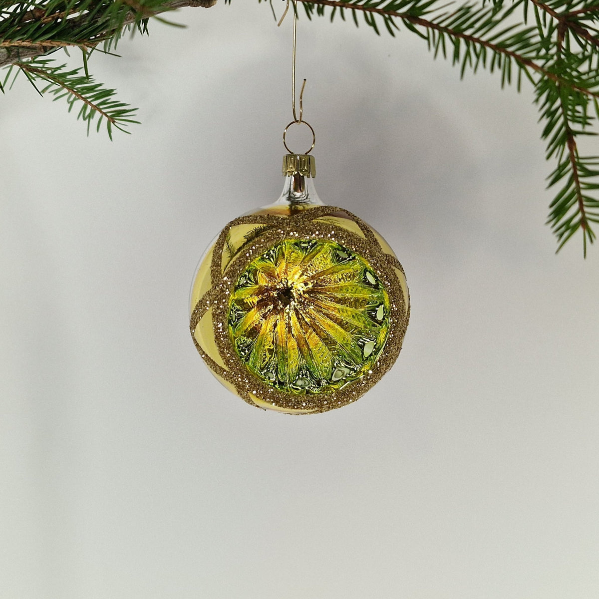 6cm reflektorkula i silver och guld med glitter samt guldig-grön reflektor