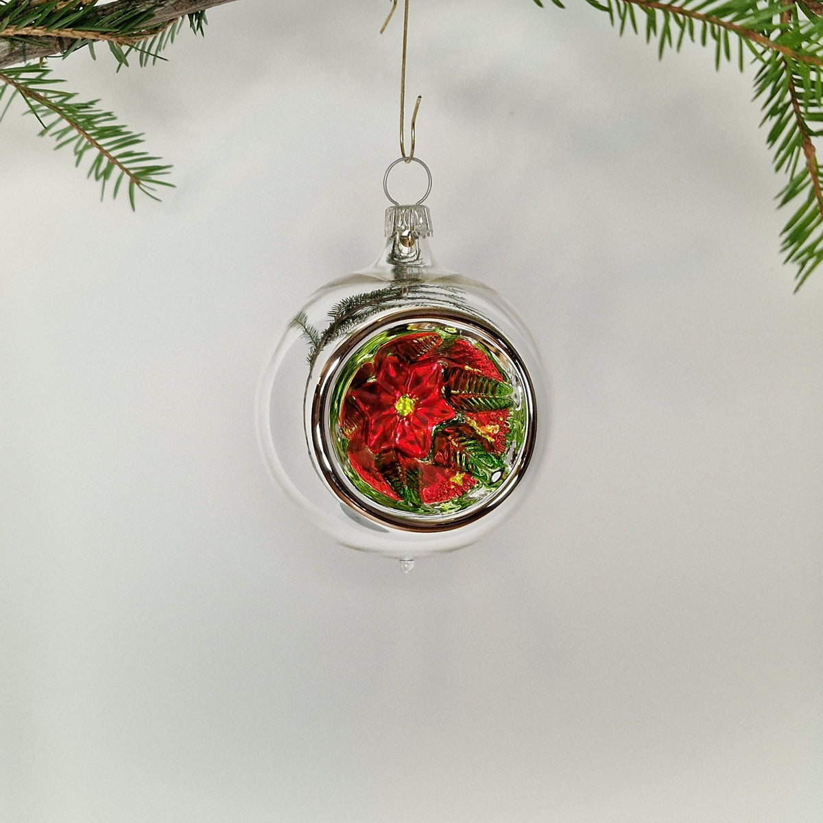 6cm reflektorkula i silver med julstjärnemönstrad relfektor i rött och ljusgrönt - Julstämning.se