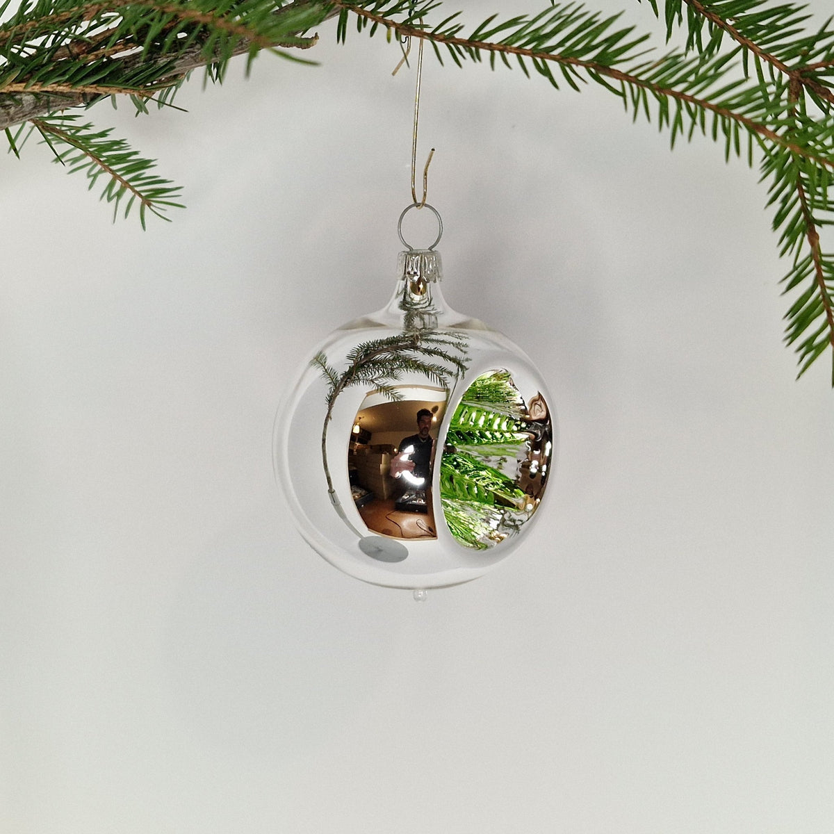 6cm reflektorkula i silver med julstjärnemönstrad relfektor i rött och ljusgrönt - Julstämning.se