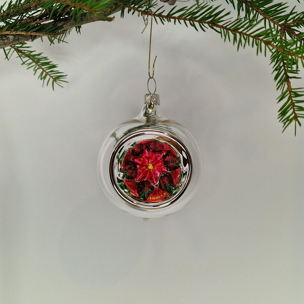 6cm reflektorkula i silver med julstjärnemönstrad reflektor i rött och mörkgrönt