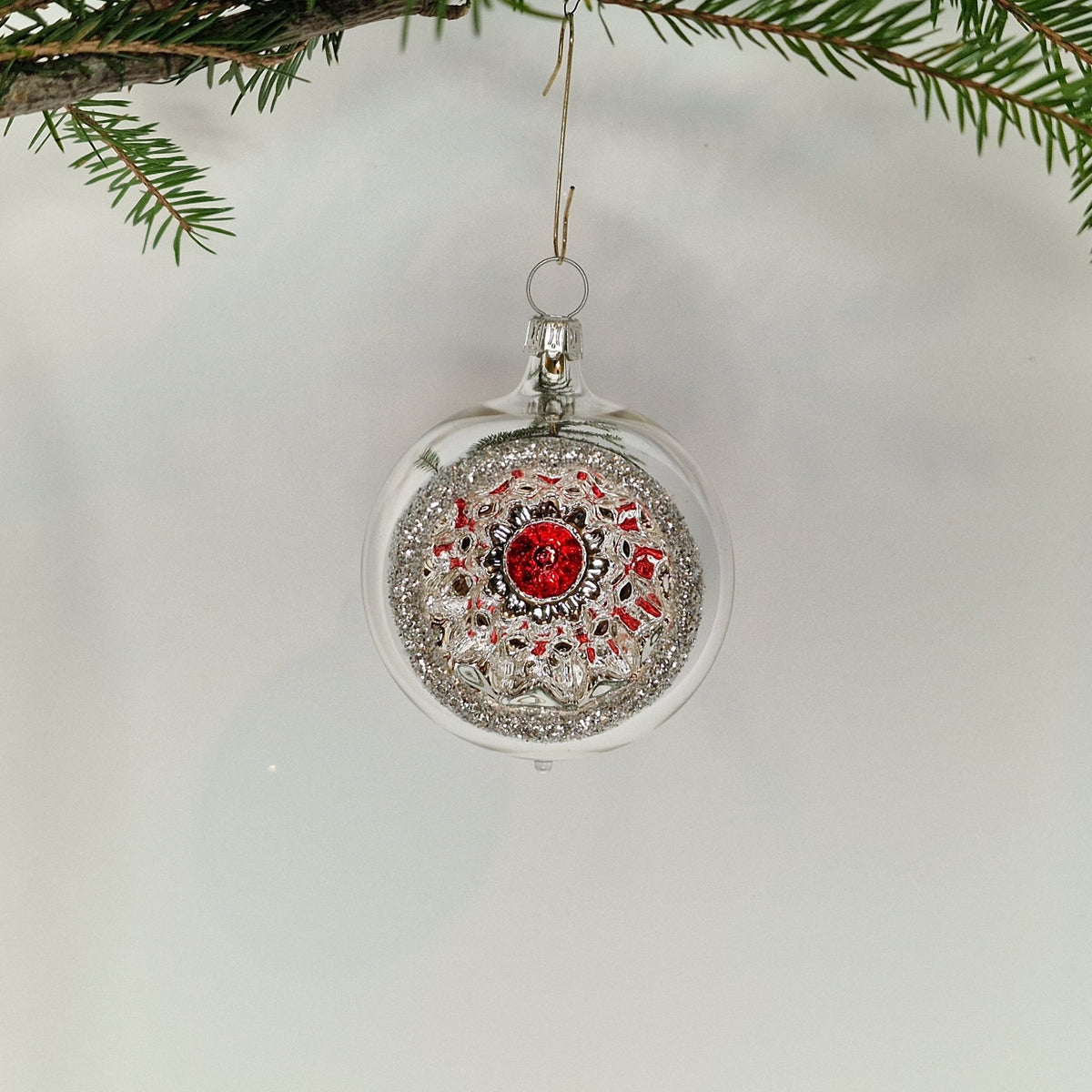 6cm reflektorkula i silver och silverglansig reflekor och röd prick i mitten - Julstämning.se