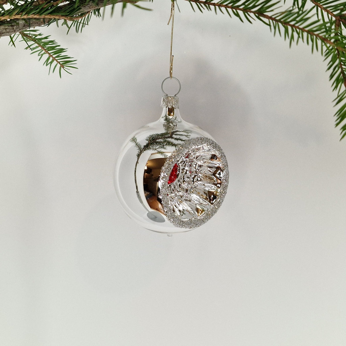 6cm reflektorkula i silver och silverglansig reflekor och röd prick i mitten - Julstämning.se