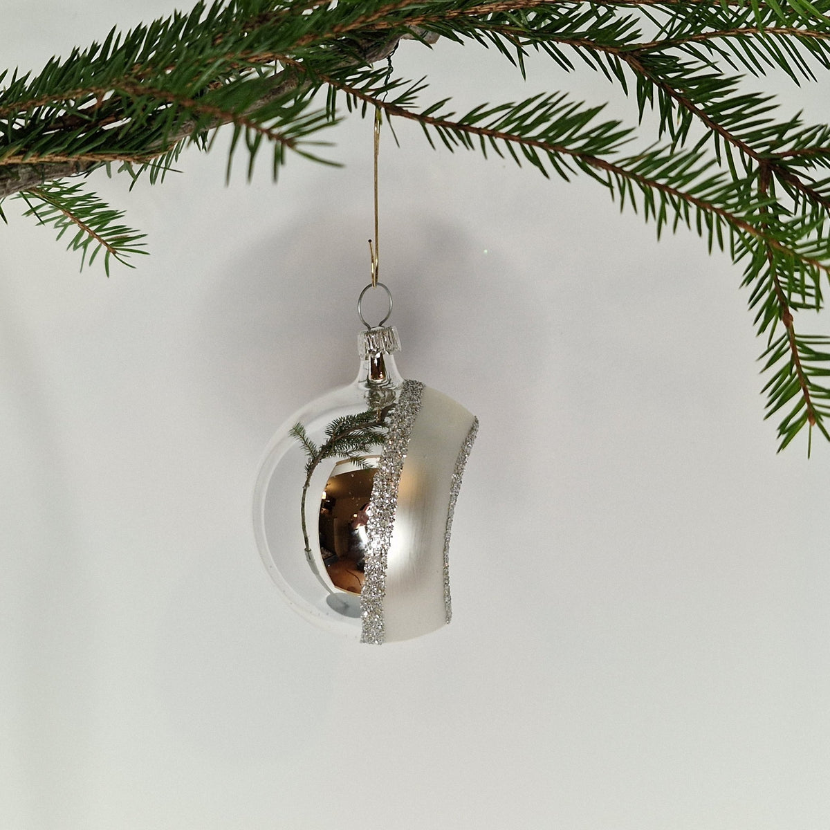 6cm reflektorkula i silver glasnig och matt med reflektor i silver, blått och lila