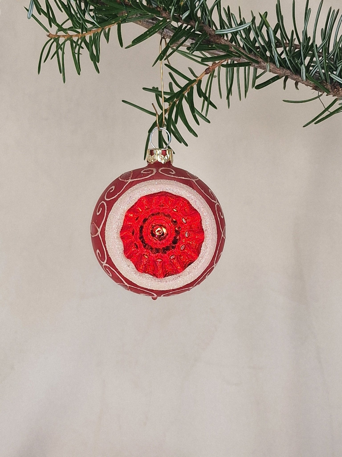 6cm reflektorkula i matt röd med vitt mönster samt reflektor i glansigt rött - Julstämning.se