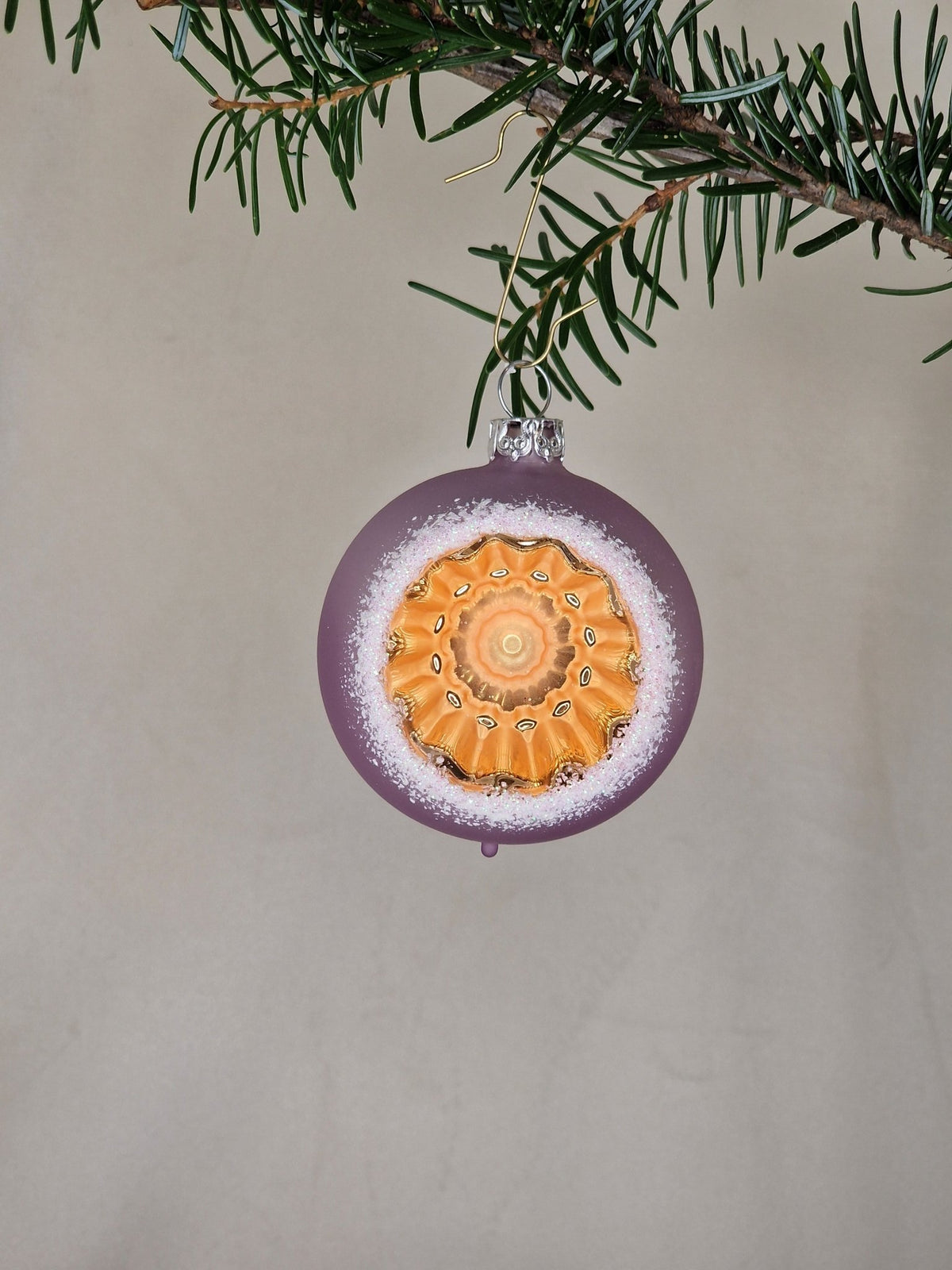 6cm reflektorkula i matt lila med orange reflektor - Julstämning.se