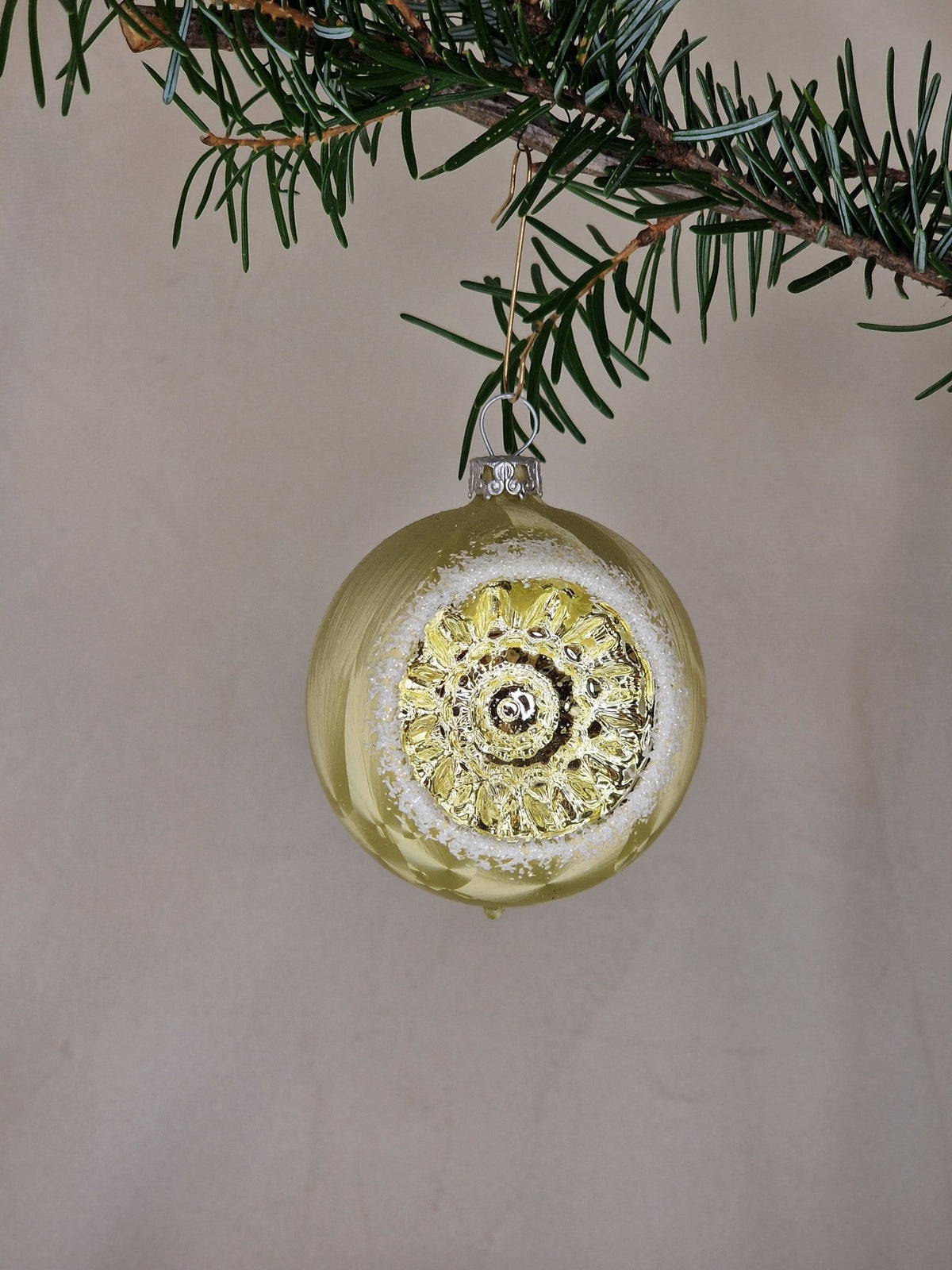 6cm reflektorkula i matt lime-gul med limegul reflektor - Julstämning.se