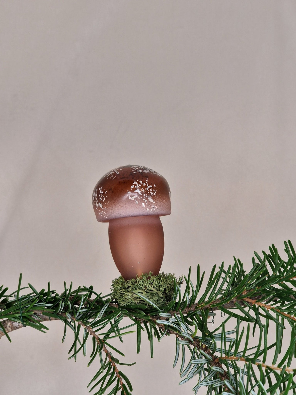 8cm svamp i brunt med mossa och klämma - Julstämning.se