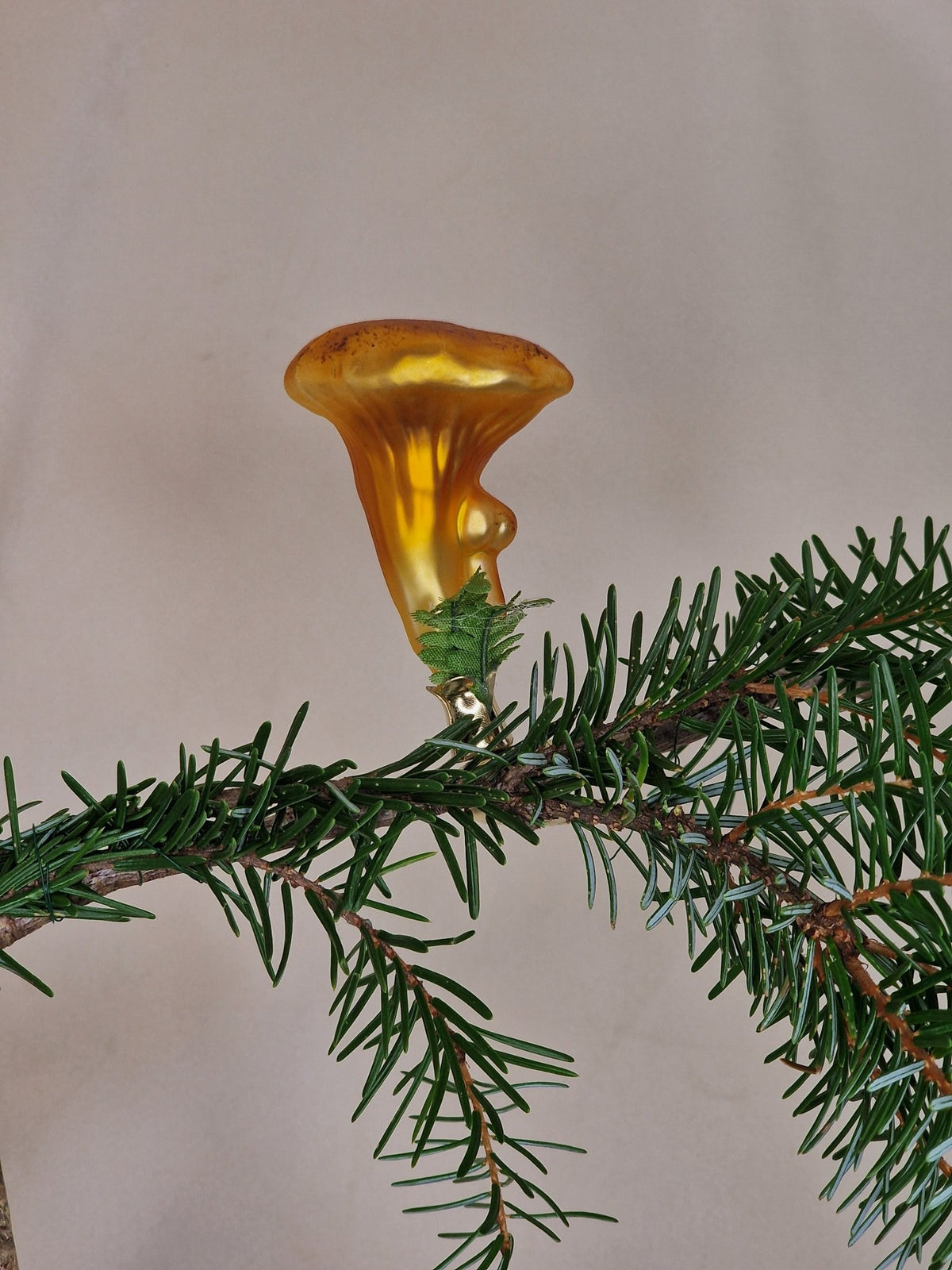 6cm gul kantarell med grönt och klämma - Julstämning.se