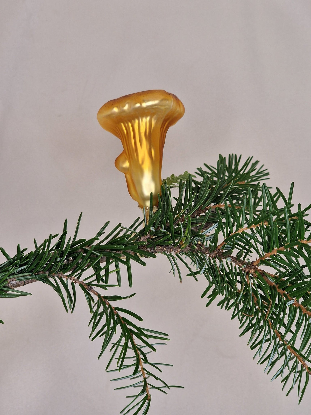 6cm gul kantarell med grönt och klämma - Julstämning.se